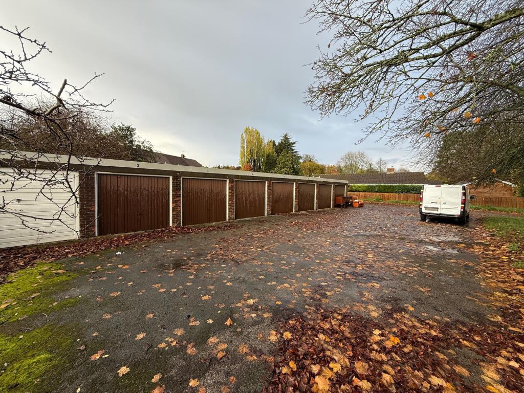 Lot: 101 - BLOCK OF SEVEN LOCK-UP GARAGES - Garages